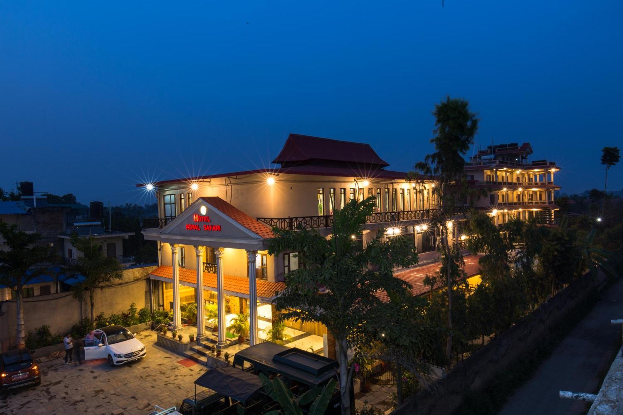 Hotel Royal Safari Sauraha Exterior photo