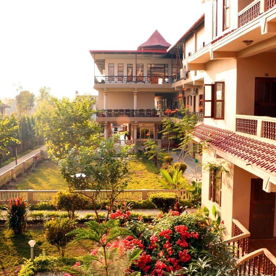 Hotel Royal Safari Sauraha Exterior photo