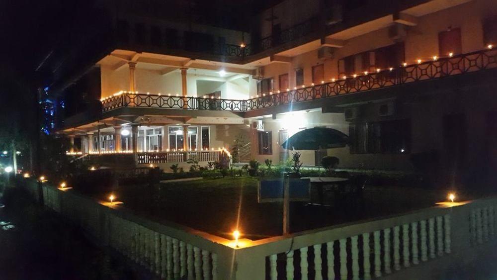 Hotel Royal Safari Sauraha Exterior photo