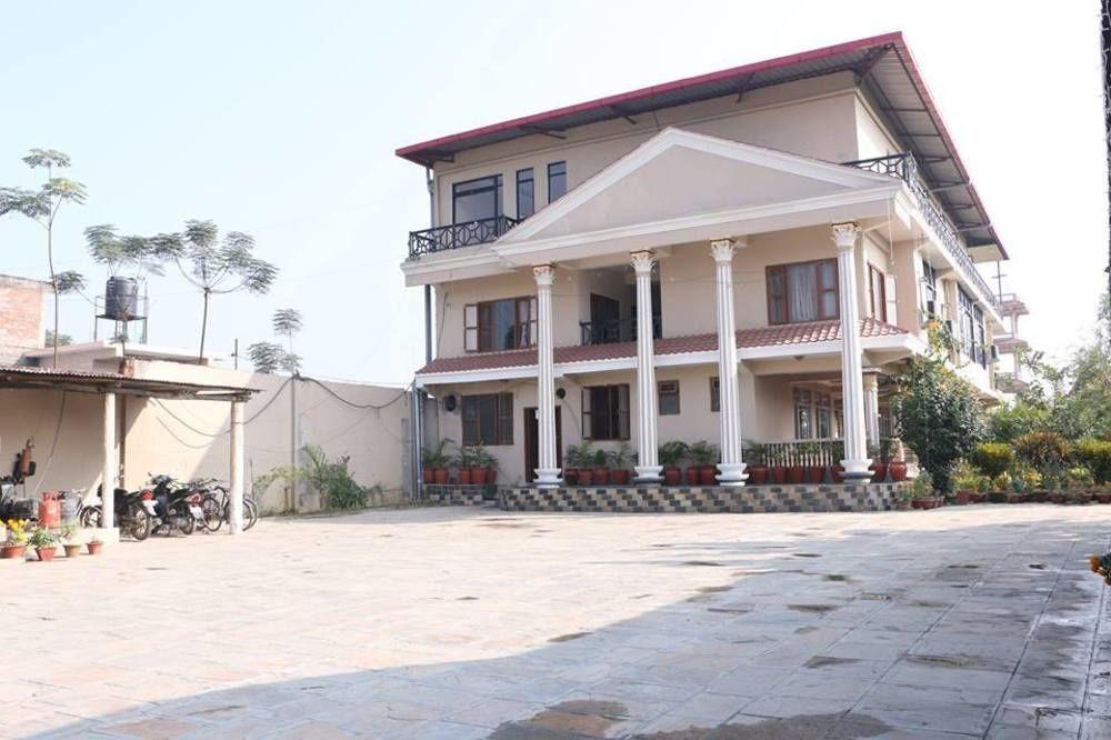 Hotel Royal Safari Sauraha Exterior photo