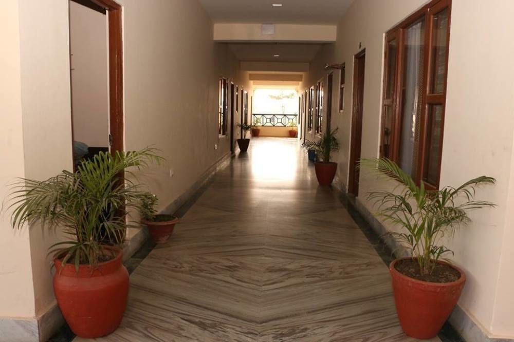 Hotel Royal Safari Sauraha Exterior photo