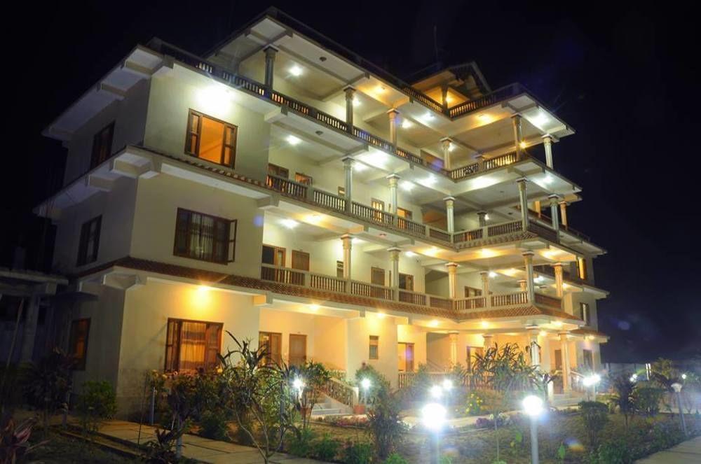 Hotel Royal Safari Sauraha Exterior photo