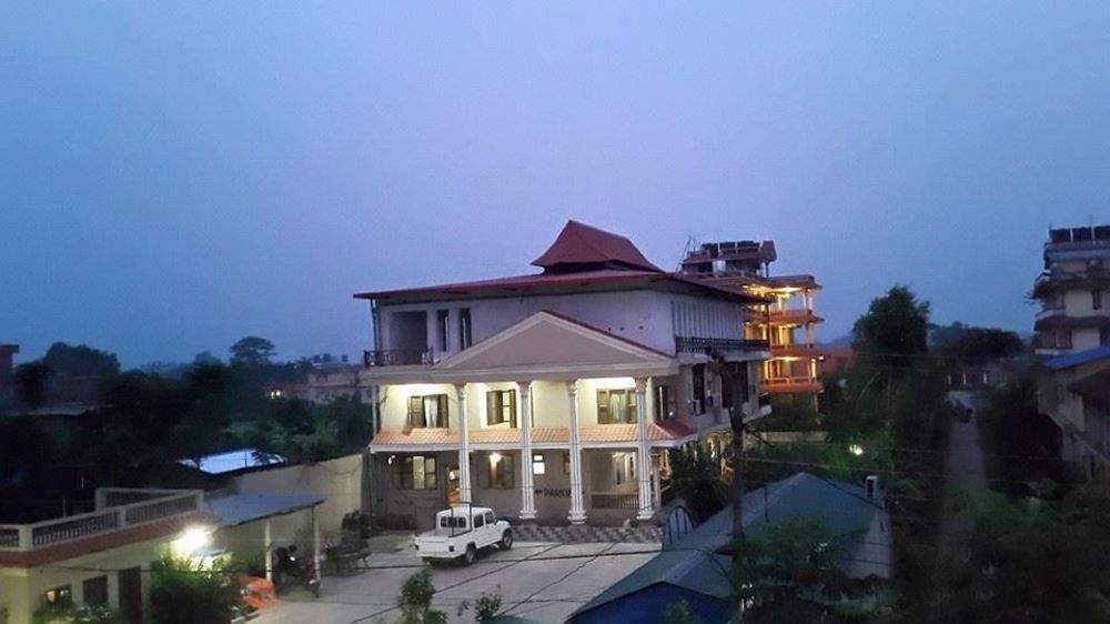 Hotel Royal Safari Sauraha Exterior photo