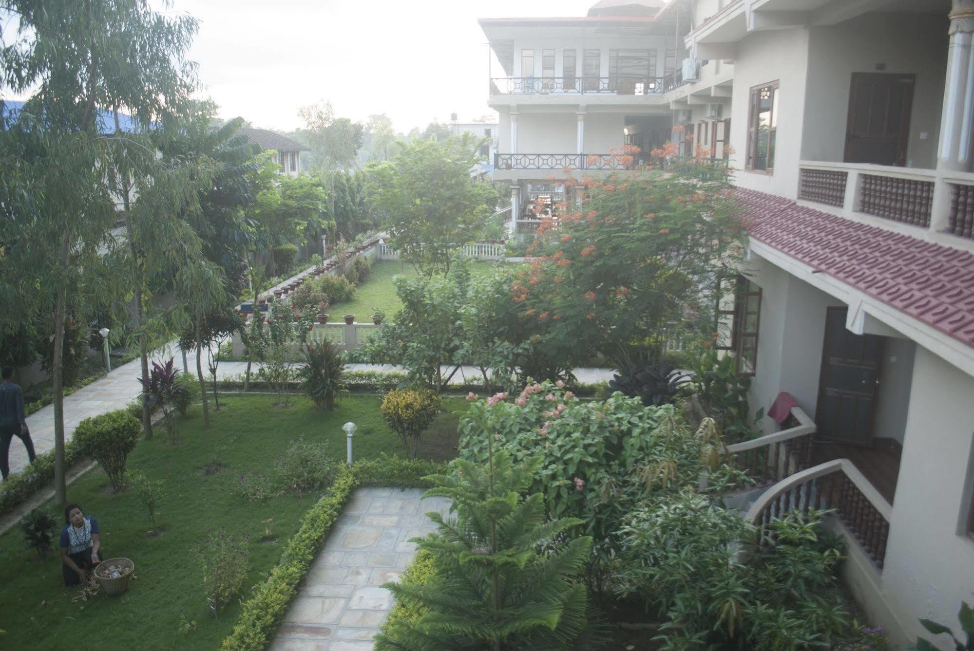 Hotel Royal Safari Sauraha Exterior photo