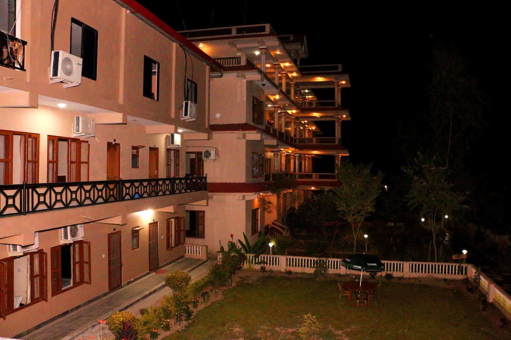 Hotel Royal Safari Sauraha Exterior photo