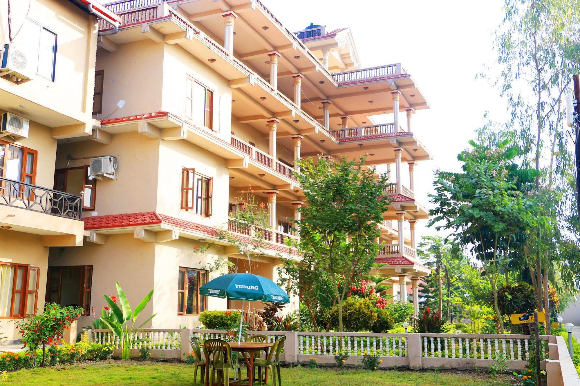 Hotel Royal Safari Sauraha Exterior photo