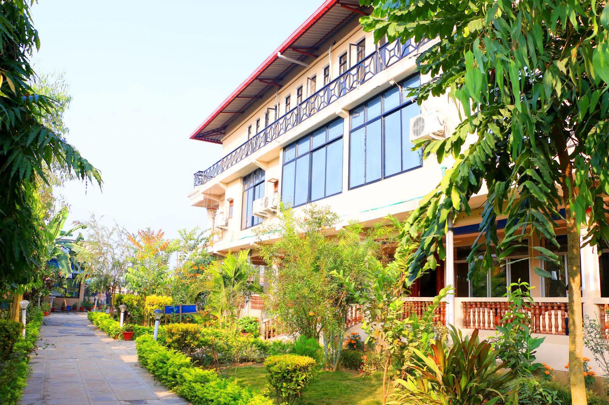 Hotel Royal Safari Sauraha Exterior photo