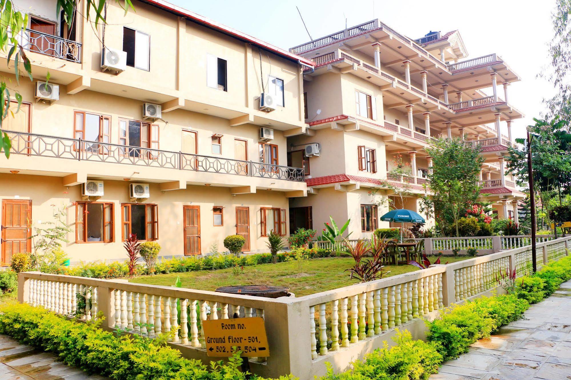 Hotel Royal Safari Sauraha Exterior photo