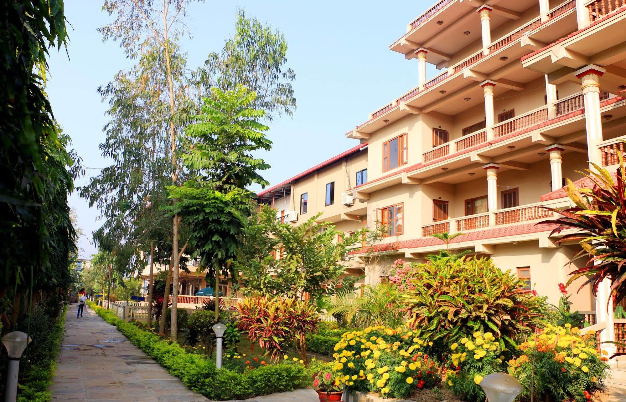 Hotel Royal Safari Sauraha Exterior photo