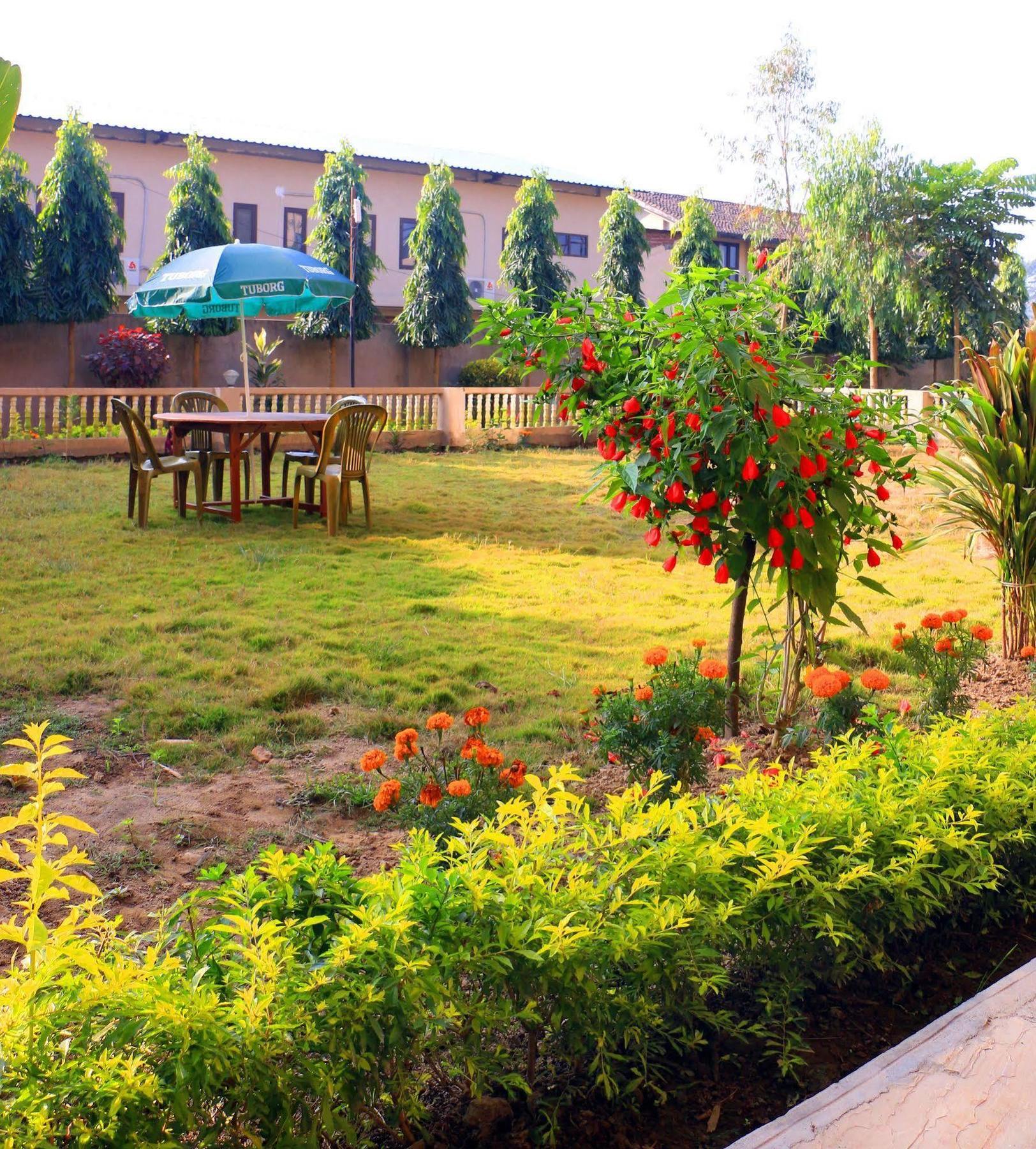 Hotel Royal Safari Sauraha Exterior photo