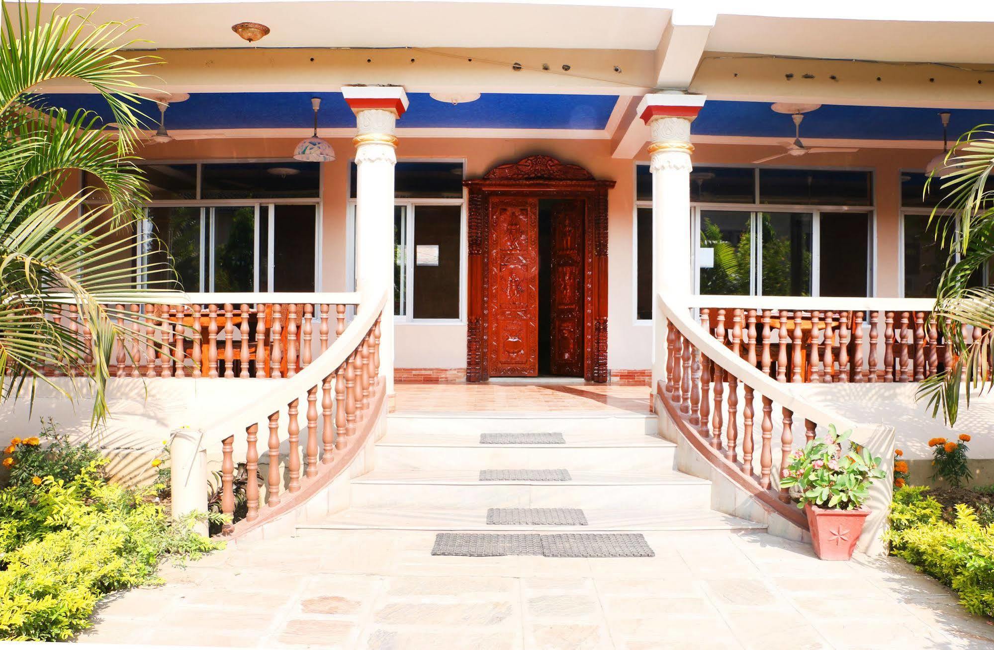 Hotel Royal Safari Sauraha Exterior photo